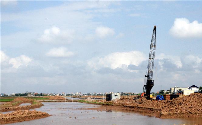 Các thiết bị máy móc tập trung thi công điểm giao cắt với đường Nam Định – Lạc Quần và đường bộ ven biển. Ảnh: Thái Thuần – TTXVN