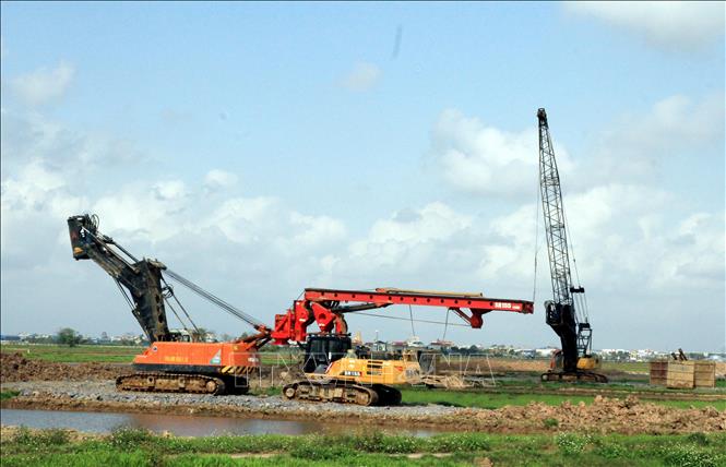 Các thiết bị máy móc tập trung thi công điểm giao cắt với đường Nam Định – Lạc Quần và đường bộ ven biển. Ảnh: Thái Thuần – TTXVN