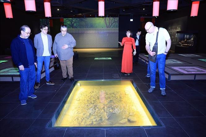 Đoàn lãnh đạo Hãng thông tấn TASS thăm quan Khu trưng bày khảo cổ dưới toà nhà Quốc hội. Ảnh: Tuấn Anh - TTXVN