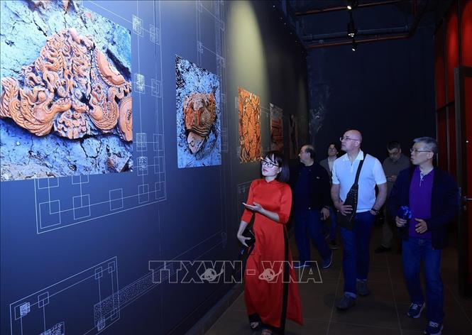 Đoàn lãnh đạo Hãng thông tấn TASS thăm quan Khu trưng bày khảo cổ dưới toà nhà Quốc hội. Ảnh: Tuấn Anh - TTXVN