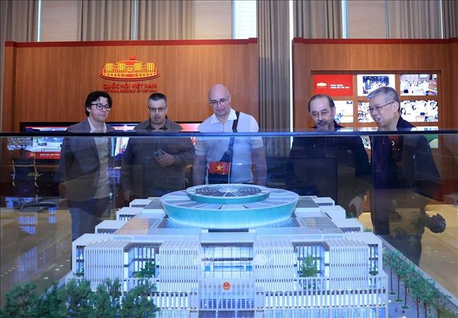 Đoàn lãnh đạo Hãng thông tấn TASS thăm quan Khu trưng bày khảo cổ dưới toà nhà Quốc hội. Ảnh: Tuấn Anh - TTXVN