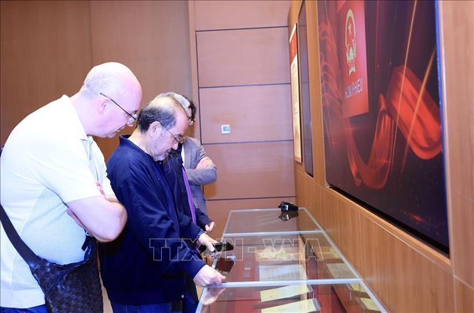 Đoàn lãnh đạo Hãng thông tấn TASS thăm quan Khu trưng bày khảo cổ dưới toà nhà Quốc hội. Ảnh: Tuấn Anh - TTXVN