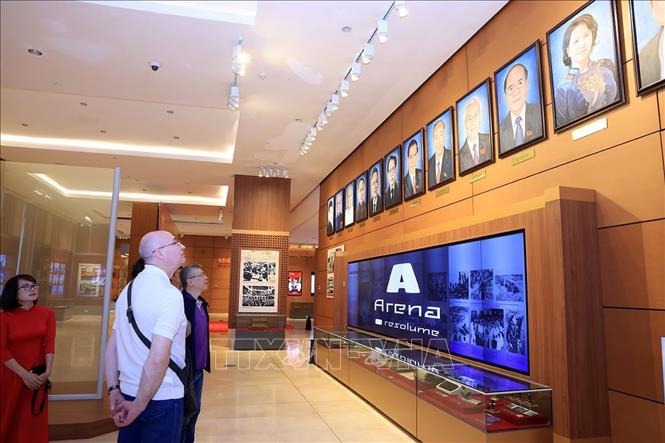 Đoàn lãnh đạo Hãng thông tấn TASS thăm quan phòng truyền thống trong toà nhà Quốc hội. Ảnh: Tuấn Anh - TTXVN