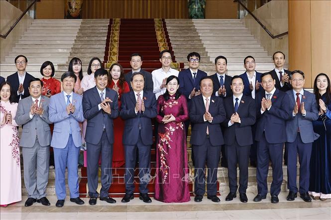 Chủ tịch Quốc hội Trần Thanh Mẫn với lãnh đạo Ủy ban Khoa học, Công nghệ và Môi trường của Quốc hội. Ảnh: Doãn Tấn - TTXVN