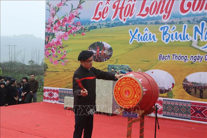 Ông Hà Ngọc Việt, Chủ tịch UBND xã Bạch Thông, đánh trống khai hội. Ảnh: Vũ Hoàng Giang - TTXVN