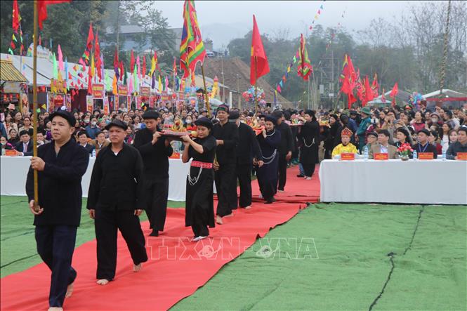 20 mâm lễ của các thôn của xã Bạch Thông dâng lên cầu một năm mới mưa thuận gió hòa. Ảnh: Vũ Hoàng Giang – TTXVN