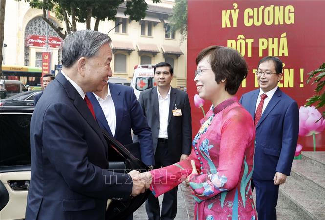 VNA General Director Vu Viet Trang welcomes Party General Secretary To Lam. VNA Photo
