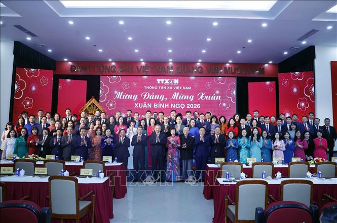 Party General Secretary To Lam and VNA staff. VNA Photo