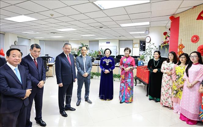Party General Secretary To Lam visits VNA's Domestic News Department. VNA Photo