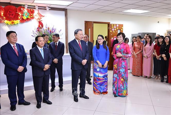 Party General Secretary To Lam visits VNA's World News Department. VNA Photo