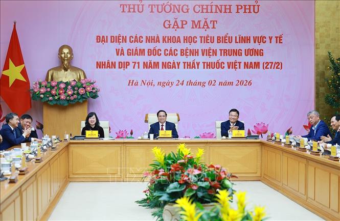 Thủ tướng Phạm Minh Chính gặp mặt đại diện các chuyên gia, nhà khoa học tiêu biểu trong lĩnh vực y tế. Ảnh: Dương Giang-TTXVN
