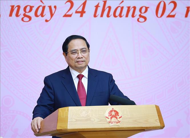 Thủ tướng Phạm Minh Chính chúc mừng các chuyên gia, nhà khoa học tiêu biểu trong lĩnh vực y tế. Ảnh: Dương Giang-TTXVN
