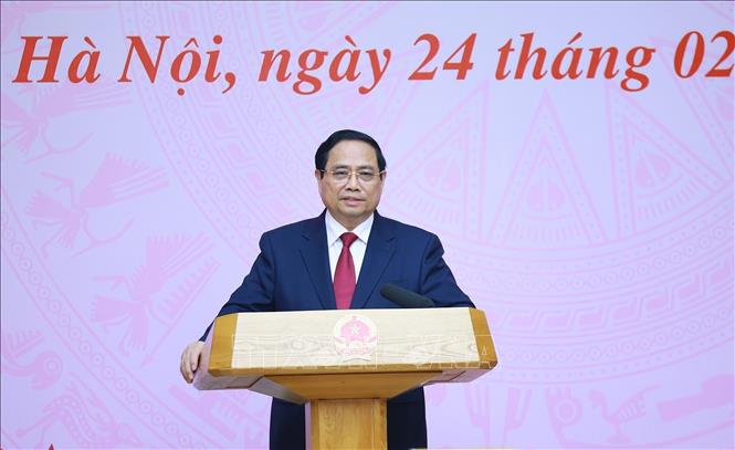 Thủ tướng Phạm Minh Chính chúc mừng các chuyên gia, nhà khoa học tiêu biểu trong lĩnh vực y tế. Ảnh: Dương Giang-TTXVN
