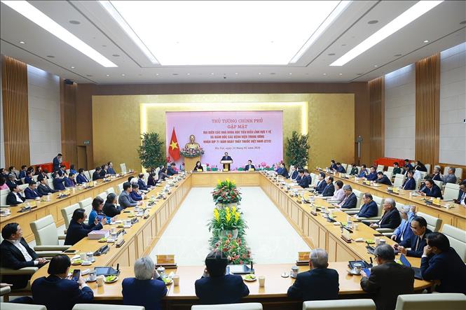 Thủ tướng Chính phủ Phạm Minh Chính gặp mặt đại diện các chuyên gia, nhà khoa học tiêu biểu trong lĩnh vực y tế. Ảnh: Dương Giang-TTXVN
