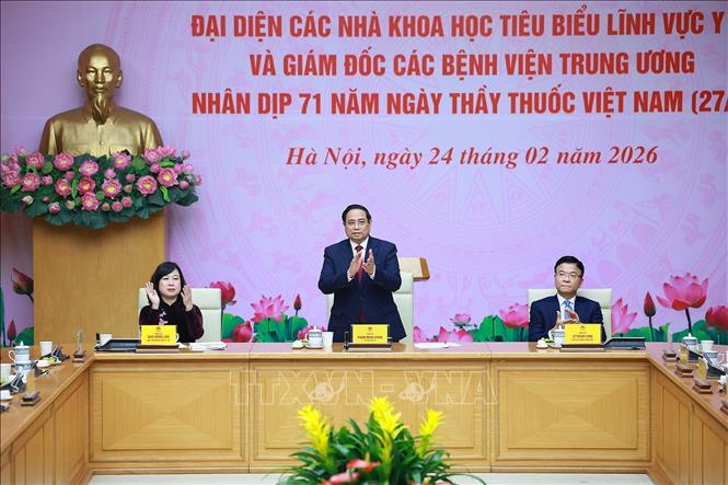 Thủ tướng Phạm Minh Chính gặp mặt đại diện các chuyên gia, nhà khoa học tiêu biểu trong lĩnh vực y tế. Ảnh: Dương Giang-TTXVN

