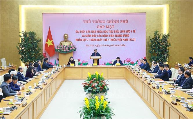 Thủ tướng Phạm Minh Chính gặp mặt đại diện các chuyên gia, nhà khoa học tiêu biểu trong lĩnh vực y tế. Ảnh: Dương Giang-TTXVN
