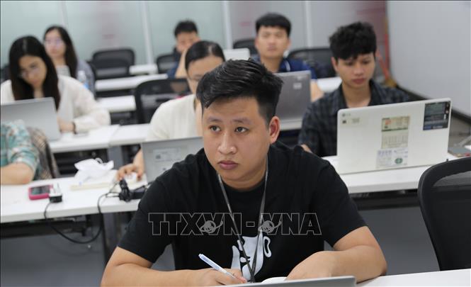 Người lao động của Công ty TNHH LG Display Việt Nam Hải Phòng tham gia lớp học nâng cao trình độ chuyên môn, sáng 24/2. Ảnh: Minh Thu - TTXVN