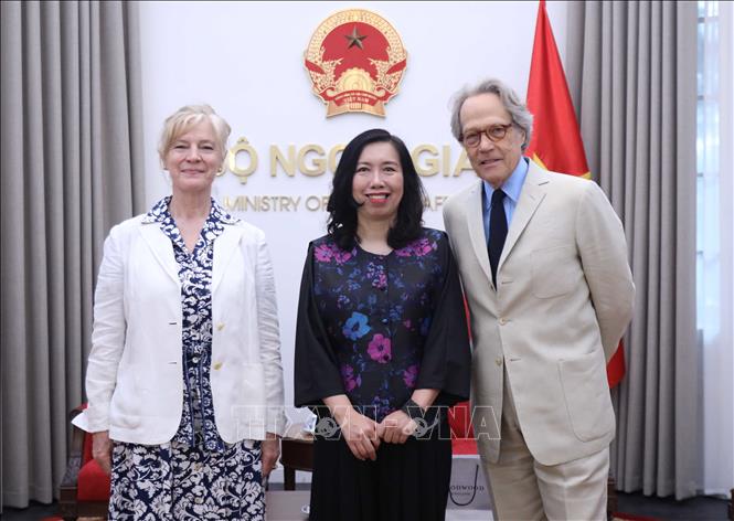 Thứ trưởng Bộ Ngoại giao Lê Thị Thu Hằng tiếp ngài Charles Henry Gordon-Lennox, Công tước xứ Richmond và Phu nhân. Ảnh: TTXVN