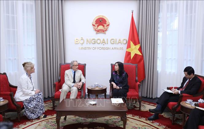 Thứ trưởng Bộ Ngoại giao Lê Thị Thu Hằng tiếp ngài Charles Henry Gordon-Lennox, Công tước xứ Richmond và Phu nhân. Ảnh: TTXVN
