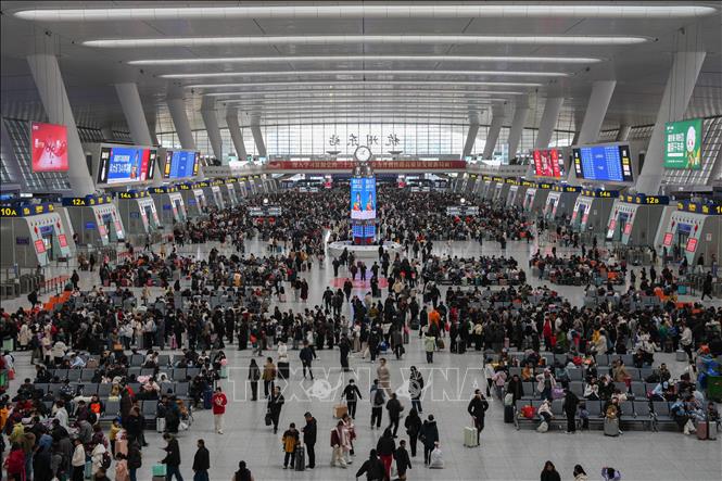 Hành khách tại nhà ga ở Hàng Châu, tỉnh Chiết Giang, Trung Quốc. Ảnh: THX/TTXVN