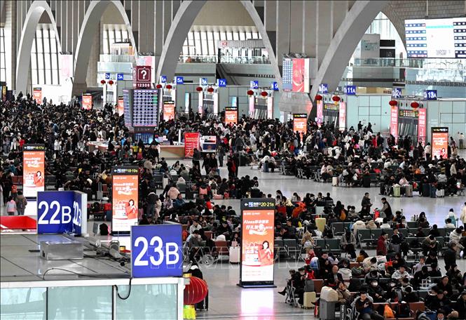Hành khách tại nhà ga ở tỉnh Hà Bắc, Trung Quốc ngày 23/2/2026. Ảnh: THX/TTXVN