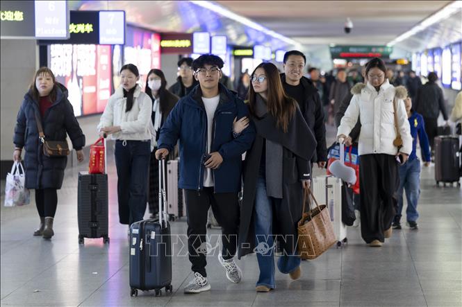 Hành khách tại nhà ga ở Thượng Hải, Trung Quốc ngày 23/2/2026. Ảnh: THX/TTXVN