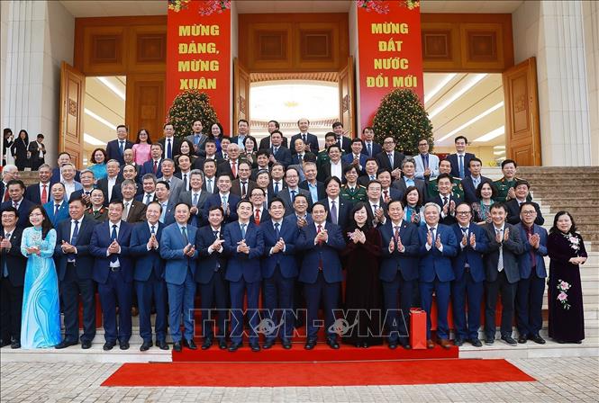 Thủ tướng Phạm Minh Chính với các chuyên gia, nhà khoa học tiêu biểu trong lĩnh vực y tế. Ảnh: Dương Giang-TTXVN
