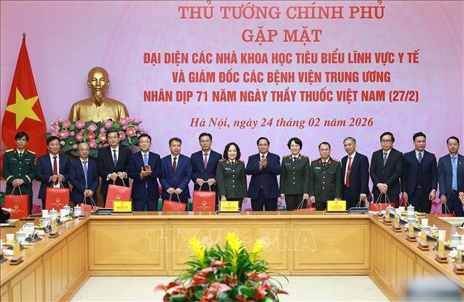 Thủ tướng Phạm Minh Chính tặng quà cho các chuyên gia, nhà khoa học tiêu biểu trong lĩnh vực y tế. Ảnh: Dương Giang-TTXVN
