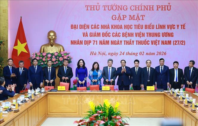 Thủ tướng Phạm Minh Chính tặng quà cho các chuyên gia, nhà khoa học tiêu biểu trong lĩnh vực y tế. Ảnh: Dương Giang-TTXVN
