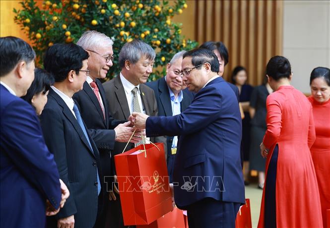 Thủ tướng Phạm Minh Chính tặng quà cho các chuyên gia, nhà khoa học tiêu biểu trong lĩnh vực y tế. Ảnh: Dương Giang-TTXVN
