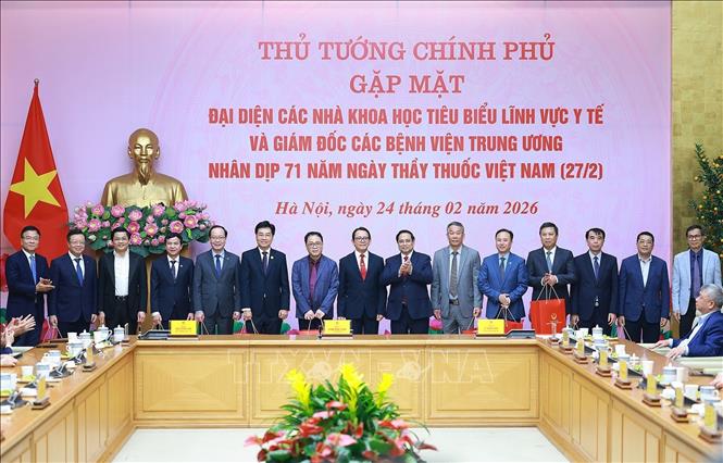 Thủ tướng Phạm Minh Chính tặng quà cho các chuyên gia, nhà khoa học tiêu biểu trong lĩnh vực y tế. Ảnh: Dương Giang-TTXVN
