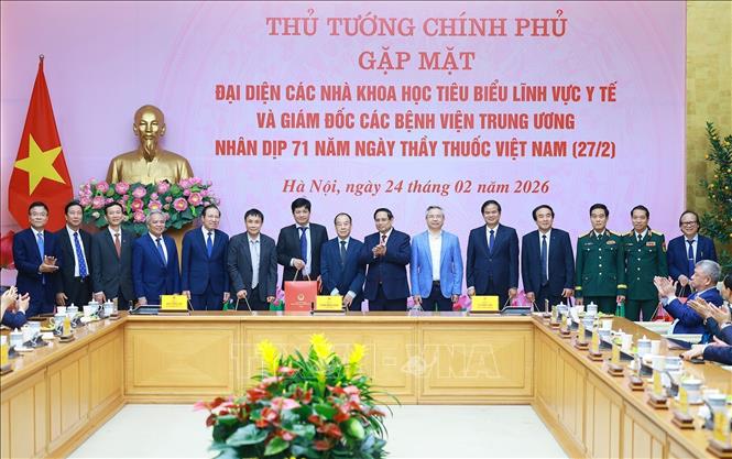 Thủ tướng Phạm Minh Chính tặng quà cho các chuyên gia, nhà khoa học tiêu biểu trong lĩnh vực y tế. Ảnh: Dương Giang-TTXVN
