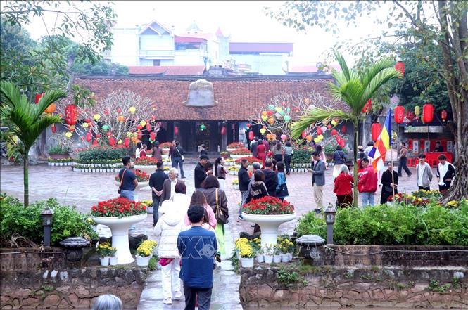 Du khách tham quan chiêm bái tại chùa Chuông, phường Phố Hiến, tỉnh Hưng Yên. Ảnh: Đinh Văn Nhiều-TTXVN