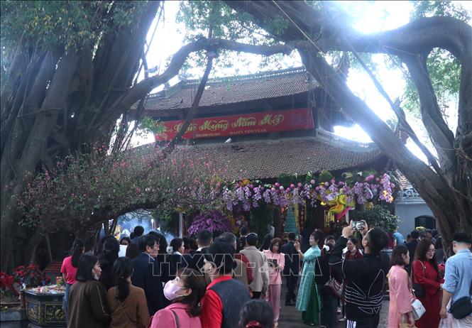 Du khách tham quan chiêm bái tại đền Mẫu, phường Phố Hiến, tỉnh Hưng Yên. Ảnh: Đinh Văn Nhiều-TTXVN