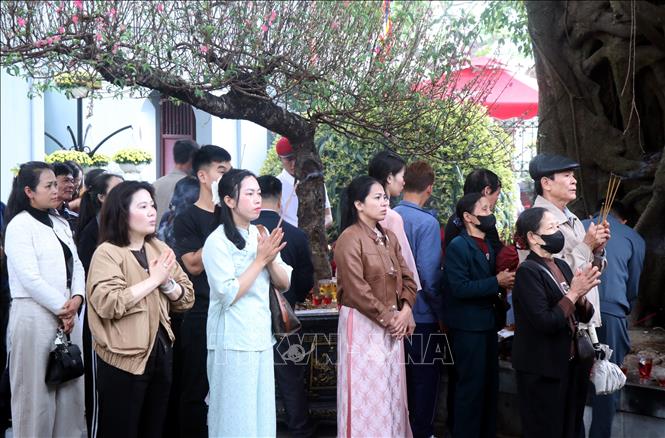Du khách tham quan chiêm bái tại đền Mẫu, phường Phố Hiến, tỉnh Hưng Yên. Ảnh: Đinh Văn Nhiều-TTXVN
