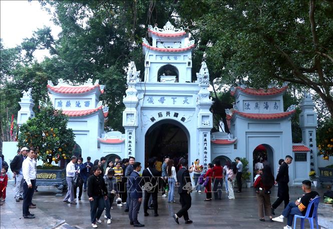 Du khách tham quan chiêm bái tại đền Mẫu, phường Phố Hiến, tỉnh Hưng Yên. Ảnh: Đinh Văn Nhiều-TTXVN