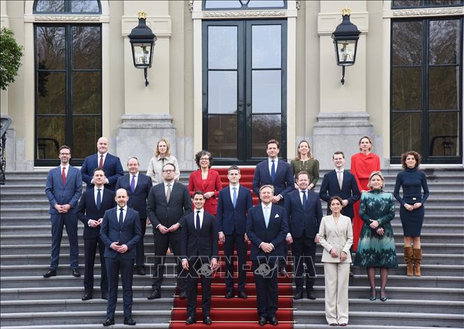 Nhà Vua Hà Lan Willem-Alexander (thứ 2, phải, phía trước) chụp ảnh cùng các thành viên trong Chính phủ của Thủ tướng Rob Jetten (thứ 2, trái, phía trước) tại La Haye, ngày 23/2/2026. Ảnh: THX/TTXVN