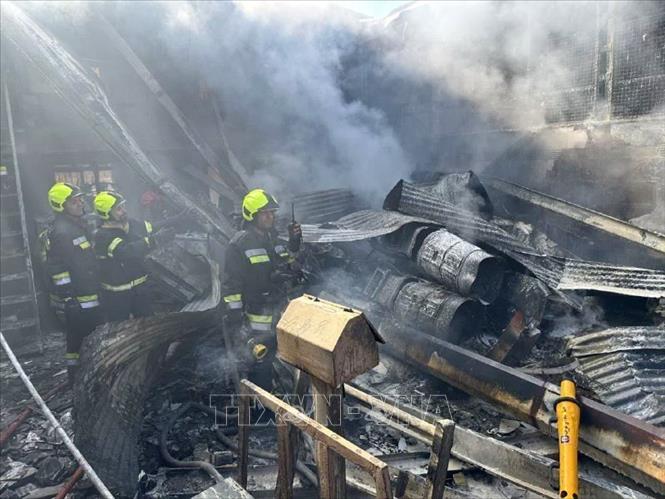 Lực lượng cứu hộ làm nhiệm vụ tại hiện trường vụ trực thăng gặp nạn ở tỉnh Isfahan, ngày 24/2/2026. Ảnh: Anadolu Agency/TTXVN