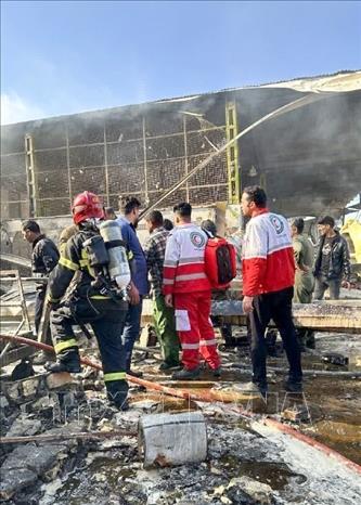 Lực lượng cứu hộ làm nhiệm vụ tại hiện trường vụ trực thăng gặp nạn ở tỉnh Isfahan, ngày 24/2/2026. Ảnh: Anadolu Agency/TTXVN