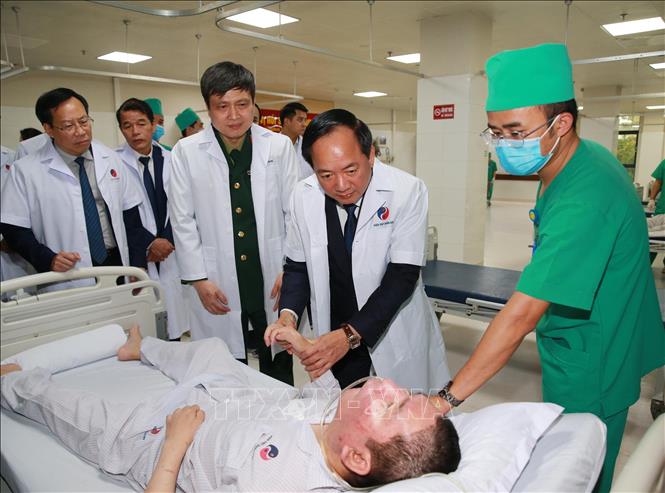 Trưởng Ban Tuyên giáo và Dân vận Trung ương Trịnh Văn Quyết thăm, tặng quà bệnh nhân tại khoa hồi sức tích cực, Viện Y học cổ truyền Quân đội. Ảnh: Trọng Đức - TTXVN