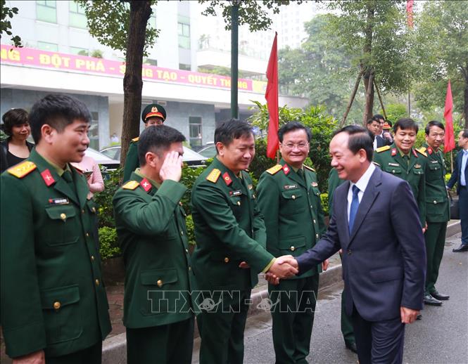 Trưởng Ban Tuyên giáo và Dân vận Trung ương Trịnh Văn Quyết với cán bộ, y bác sĩ Viện Y học cổ truyền Quân đội.  Ảnh: Trọng Đức - TTXVN