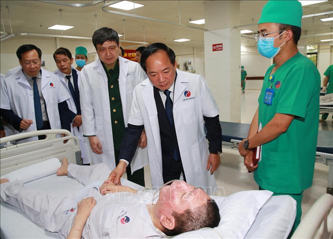 Trưởng Ban Tuyên giáo và Dân vận Trung ương Trịnh Văn Quyết thăm, tặng quà bệnh nhân tại khoa hồi sức tích cực, Viện Y học cổ truyền Quân đội.  Ảnh: Trọng Đức - TTXVN