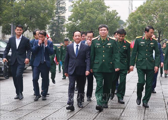 Trưởng Ban Tuyên giáo và Dân vận Trung ương Trịnh Văn Quyết thăm Viện Y học cổ truyền Quân đội.  Ảnh: Trọng Đức - TTXVN