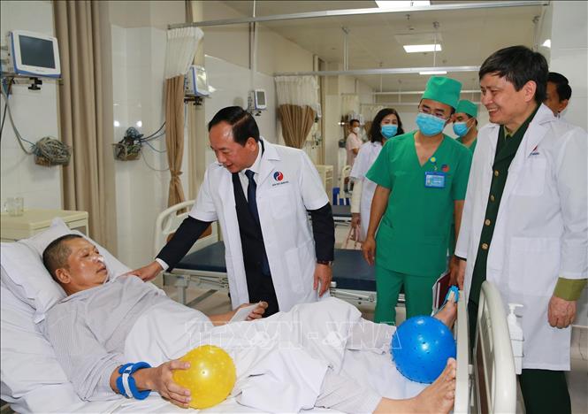 Trưởng Ban Tuyên giáo và Dân vận Trung ương Trịnh Văn Quyết thăm, tặng quà bệnh nhân tại khoa hồi sức tích cực, Viện Y học cổ truyền Quân đội. Ảnh: Trọng Đức - TTXVN