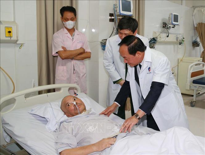 Trưởng Ban Tuyên giáo và Dân vận Trung ương Trịnh Văn Quyết thăm, tặng quà bệnh nhân tại khoa hồi sức tích cực, Viện Y học cổ truyền Quân đội. Ảnh: Trọng Đức - TTXVN