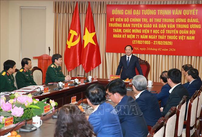 Trưởng Ban Tuyên giáo và Dân vận Trung ương Trịnh Văn Quyết phát biểu chúc mừng Viện Y học cổ truyền Quân đội. Ảnh: Trọng Đức - TTXVN