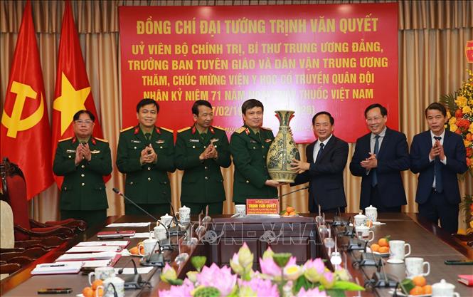 Trưởng Ban Tuyên giáo và Dân vận Trung ương Trịnh Văn Quyết tặng quà lưu niệm Viện Y học cổ truyền Quân đội. Ảnh: Trọng Đức - TTXVN