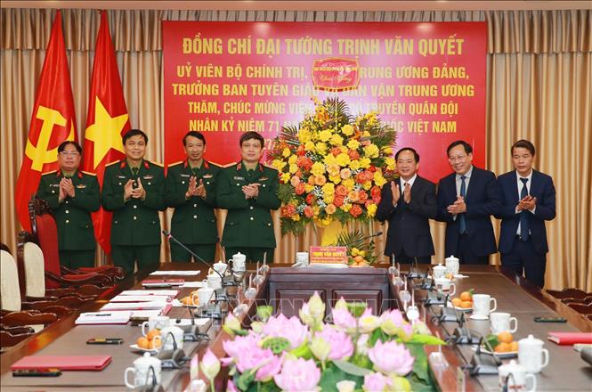 Trưởng Ban Tuyên giáo và Dân vận Trung ương Trịnh Văn Quyết tặng hoa chúc mừng Viện Y học cổ truyền Quân đội. Ảnh: Trọng Đức - TTXVN