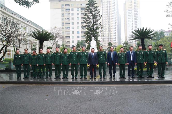 Trưởng Ban Tuyên giáo và Dân vận Trung ương Trịnh Văn Quyết với cán bộ, y bác sĩ Viện Y học cổ truyền Quân đội. Ảnh: Trọng Đức - TTXVN