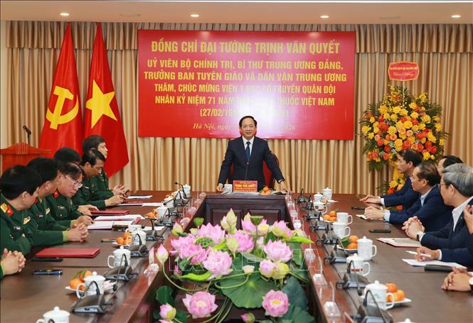 Trưởng Ban Tuyên giáo và Dân vận Trung ương Trịnh Văn Quyết phát biểu chúc mừng Viện Y học cổ truyền Quân đội. Ảnh: Trọng Đức - TTXVN